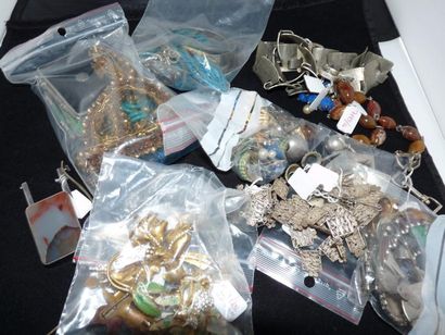 LOT de bijoux fantaisie en argent et métal...