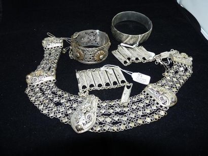 LARGE COLLIER articulé orné de cinq motifs...