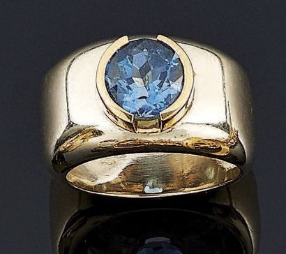 LARGE BAGUE en or 18 k 750°/oo ornée d'une...