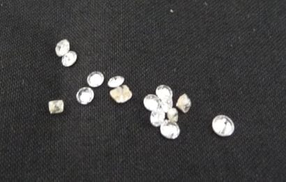 LOT DE QUINZE DIAMANTS sur papier principalement...