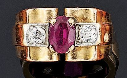BAGUE en or jaune 18 k et platine de forme...