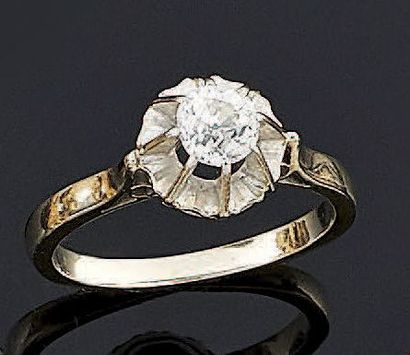 BAGUE en or gris 18 k 750°/oo ornée au centre...