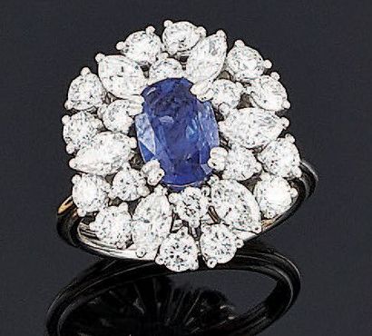 BAGUE en platine ornée au centre d'un saphir...