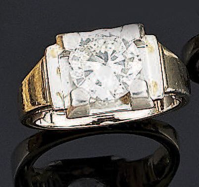 BAGUE en platine et or gris 18K sertie d'un...