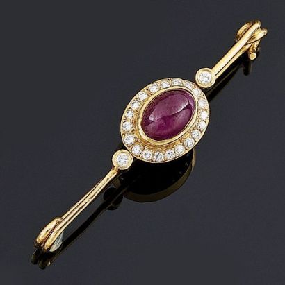 BROCHE barrette en or jaune, ornée au centre...