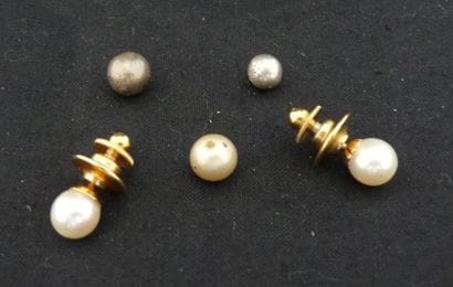 LOT DE BIJOUX en or 14 k et métal ornés de...