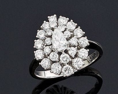 BAGUE en platine sertie au centre d'un diamant...