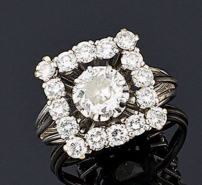 BAGUE en or gris 18 k (750°/oo) et platine...