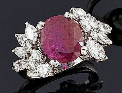 BAGUE en platine ornée au centre d'un rubis...