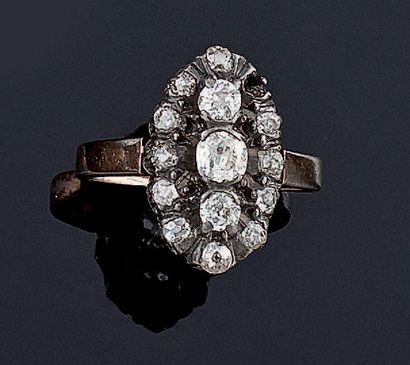 BAGUE en or et argent de forme navette, sertie...