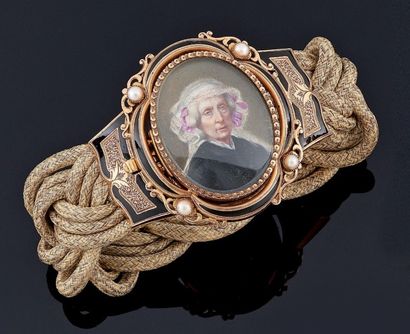 BRACELET en cheveux tressés, le fermoir en...