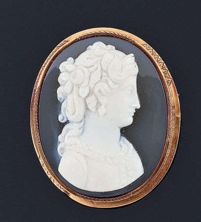 BROCHE de forme ovale, ornée d'un camée agate...