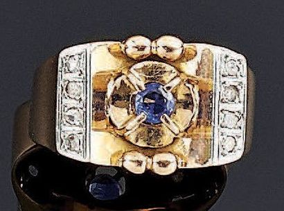 BAGUE en ors 18K de deux tons ornée au centre...