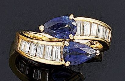 BAGUE à décor d'entrelacs en or jaune 18...