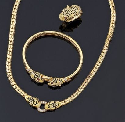 PARURE en or jaune 18 k à décor de têtes...
