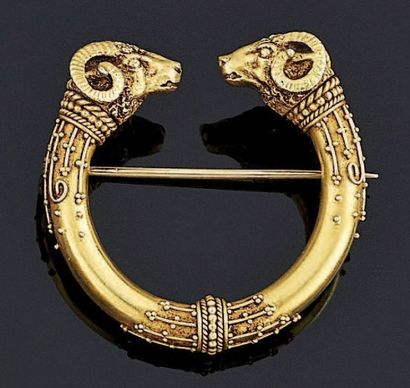 BROCHE en or jaune 18 k 750°/oo gravé, décorée...