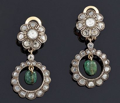 PAIRE DE BOUCLES D'OREILLE en or jaune 18...