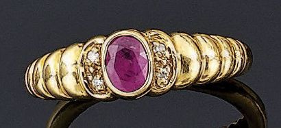 BAGUE en or jaune 18 k à décor de godrons,...