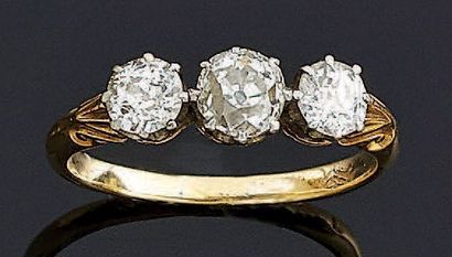 BAGUE en or 14 k 585°/oo, sertie de trois...