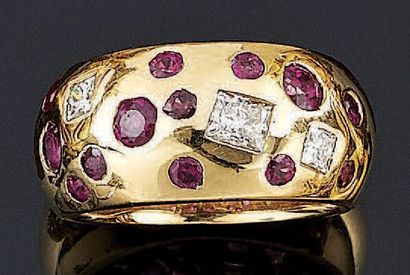 BAGUE ornée de rubis ronds et de trois diamants...