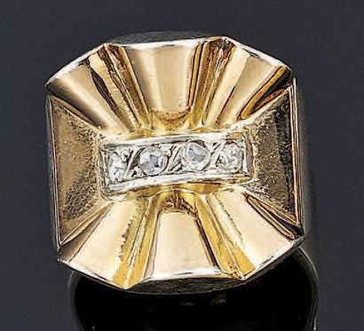 BAGUE en or jaune 18k et argent à décor de...