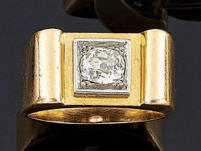 BAGUE en or jaune 18 k et platine de forme...