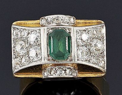 BAGUE en or jaune 18 K et platine de forme...