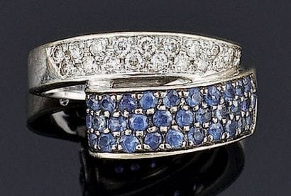 BAGUE croisée en or gris 18 ct 750 °/oo pavée...