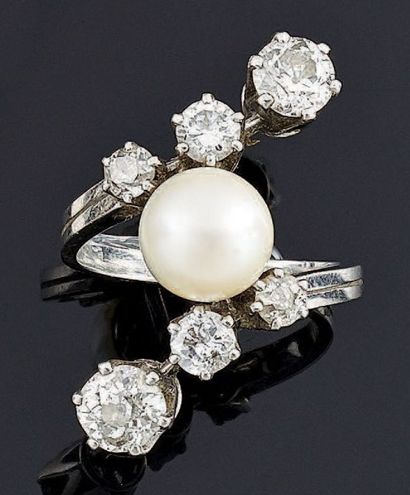 BAGUE en platine ornée au centre d'une perle...