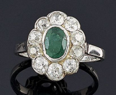 BAGUE en platine ornée d'une émeraude ovale...