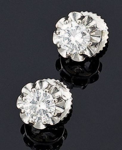 PAIRE DE BOUCLES D'OREILLE en or gris 18...