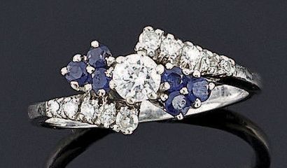 BAGUE croisée en or gris sertie au centre...