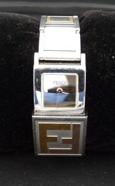 FENDI
Montre bracelet de dame en acier à...