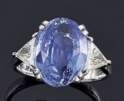 BAGUE en or gris 18 kt 750°/oo, ornée au...