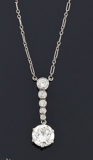 COLLIER articulé en platine serti de six...