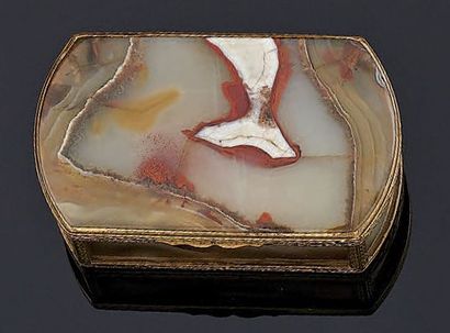 BOÎTE rectangulaire en agate montée à cage...