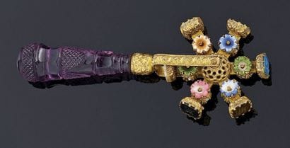 CACHET en verre violet et métal doré, supportant...