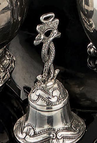 CLOCHETTE DE TABLE en argent à décor en applique...