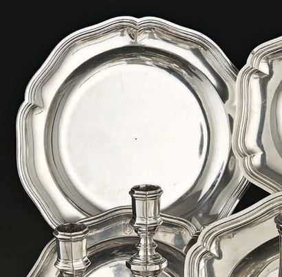 PLAT rond et creux en argent à filets contours....