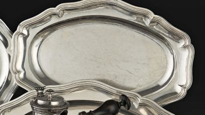 PLAT ovale en argent, à bord filets contours....