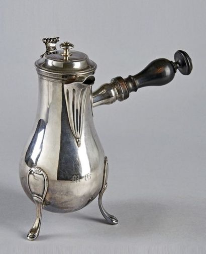 CAFETIÈRE tripode en argent uni, pieds patins...