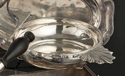 ECUELLE en argent uni, gravée d'armoiries...