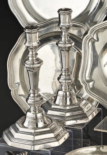PAIRE DE FLAMBEAUX en argent, posant sur...