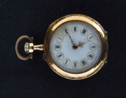 MONTRE DE COL en or jaune 18 k, le fond décoré...