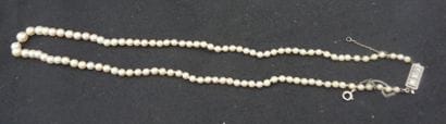 COLLIER de cent trois perles de culture en...