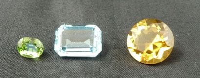 LOT de trois pierres gemmes (citrine, péridot...