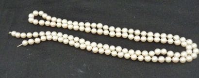 COLLIER de cent dix sept perles de culture...