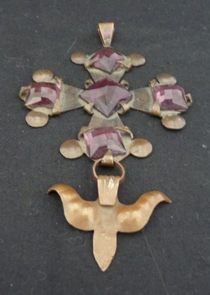 CROIX occitane en laiton ornée de cinq pierres...