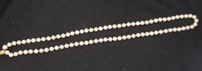 COLLIER de quatre vingt six perles de culture...