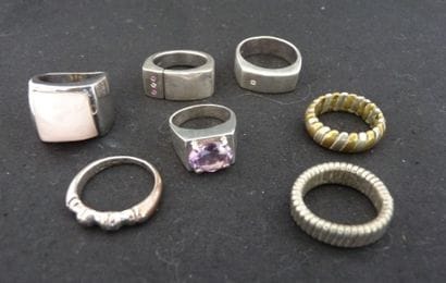 LOT DE SEPT BAGUES en argent et métal rigide...